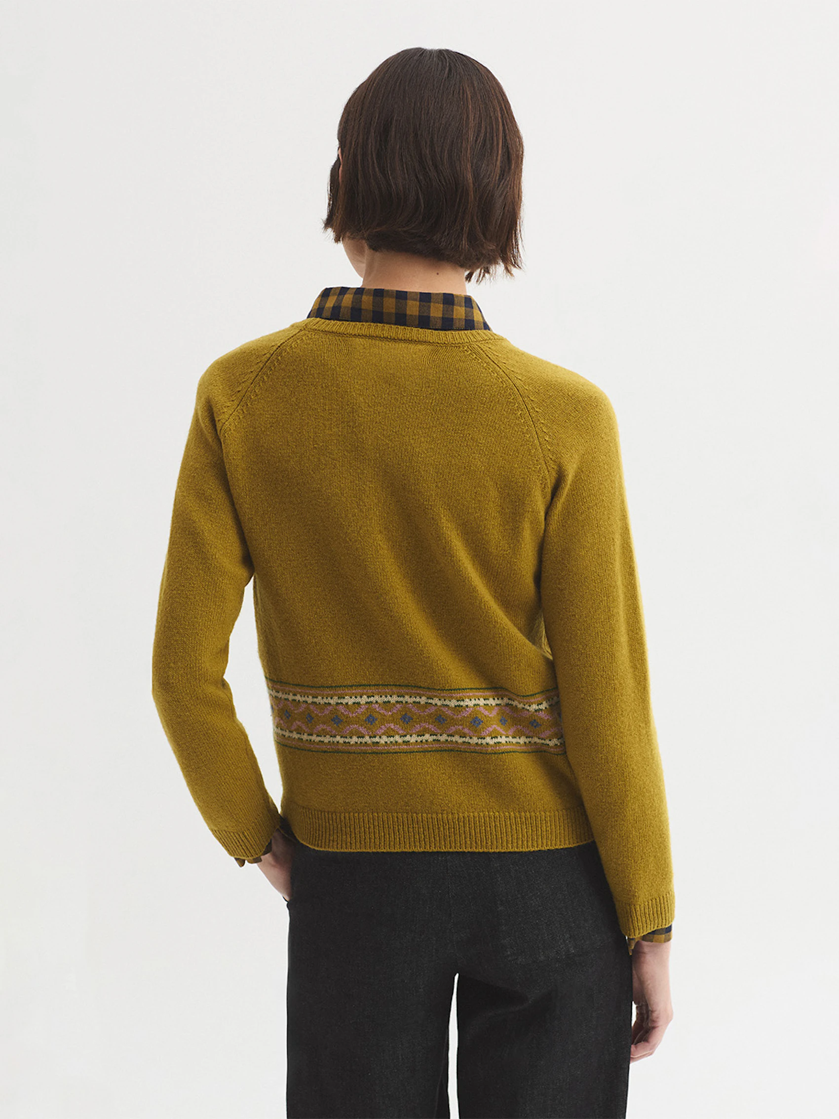 Maglione di lana con greca sull'orlo