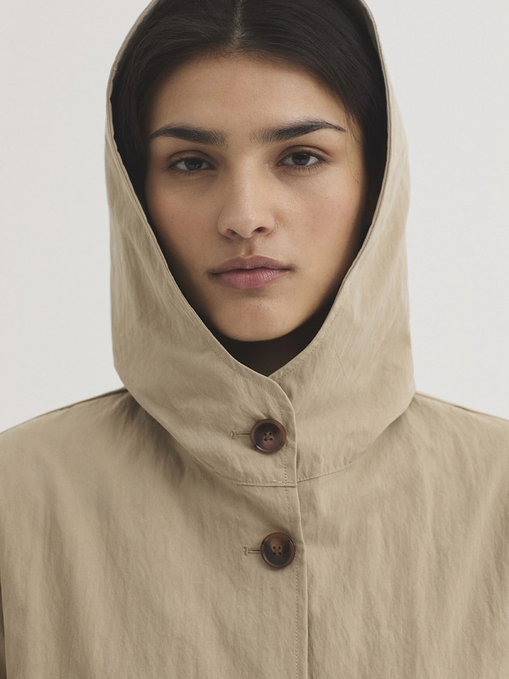 Trench básico con capucha en colores