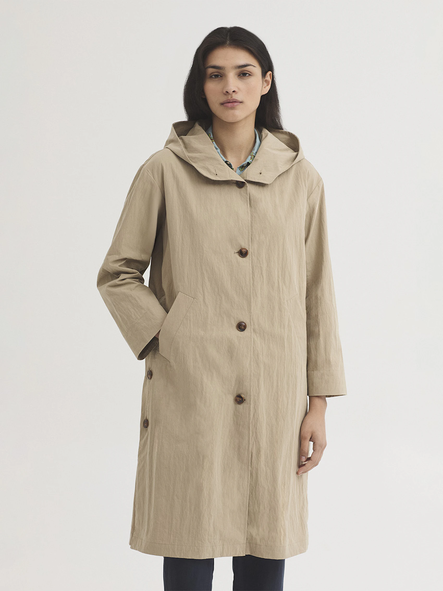 Trench básico con capucha en colores
