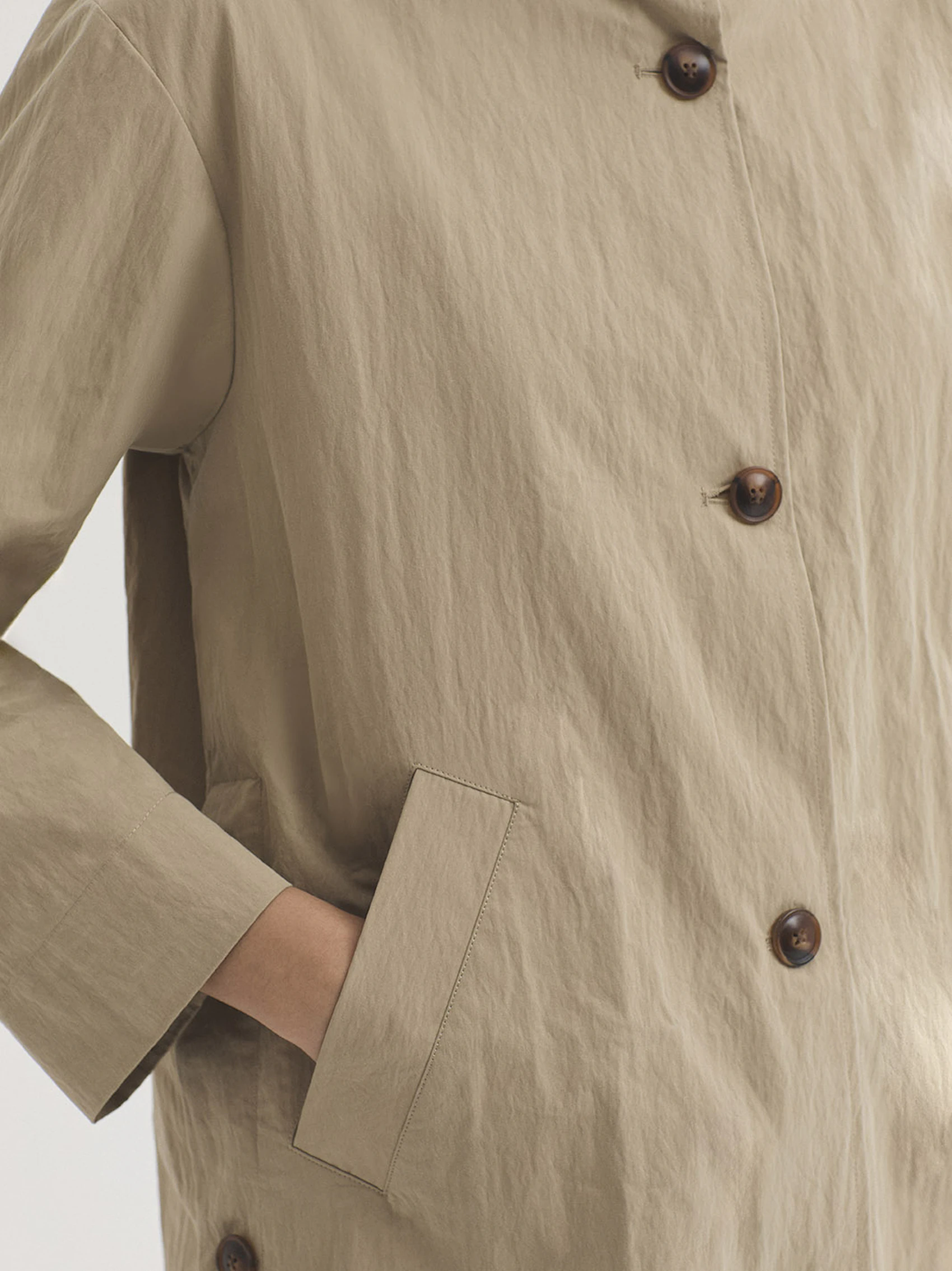 Trench básico con capucha en colores