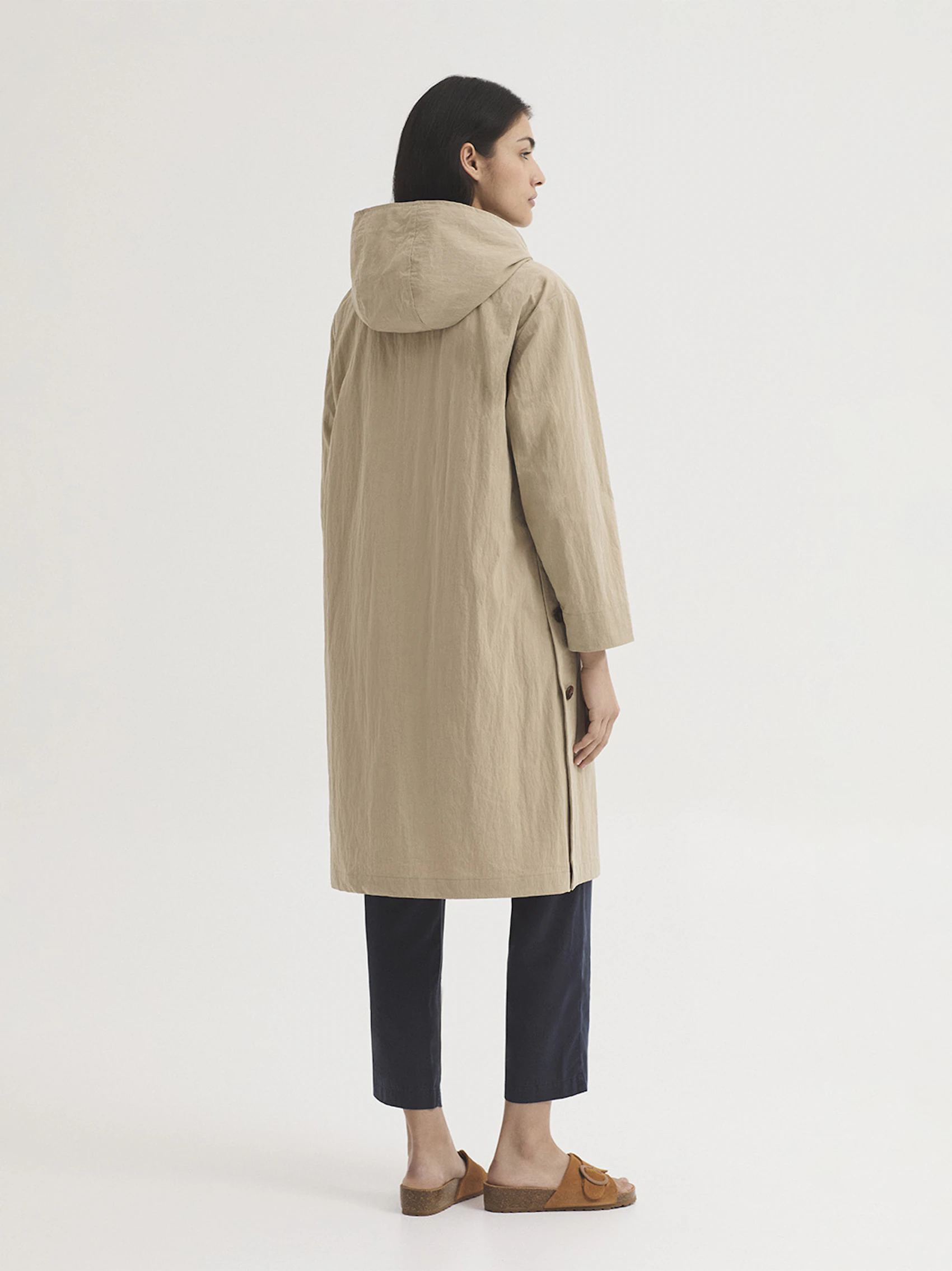 Trench básico con capucha en colores