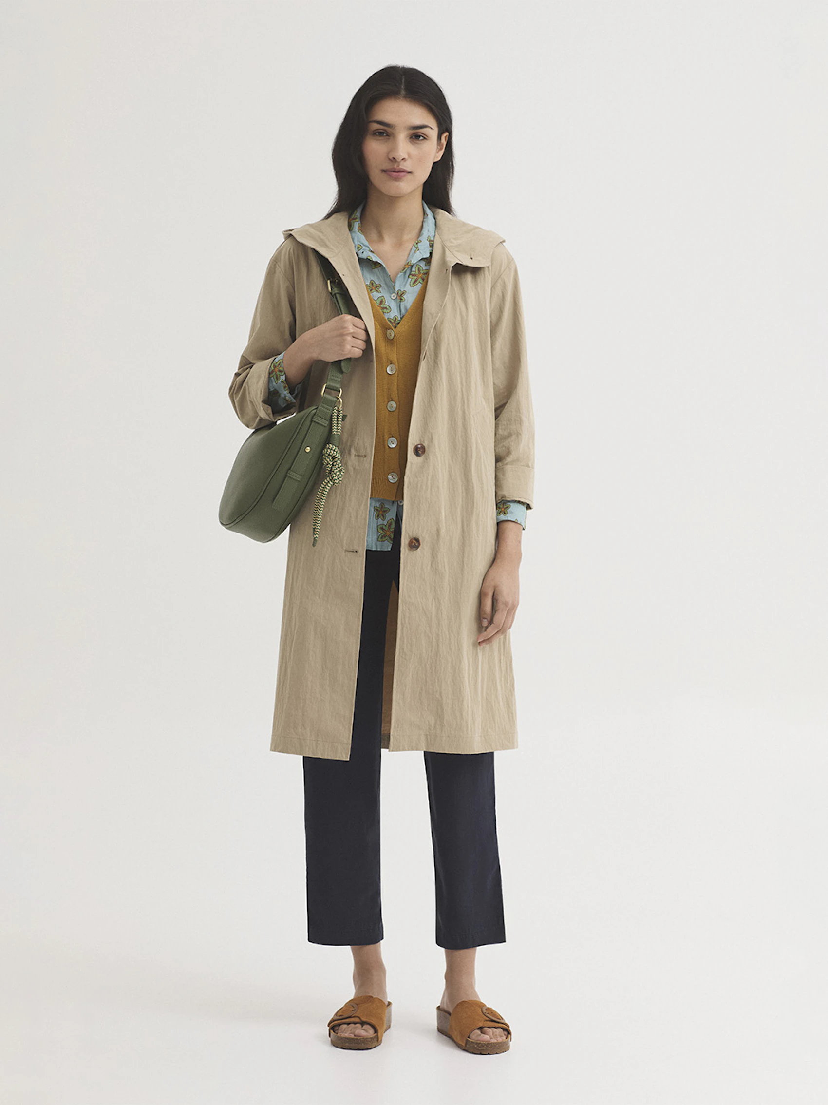 Trench básico con capucha en colores