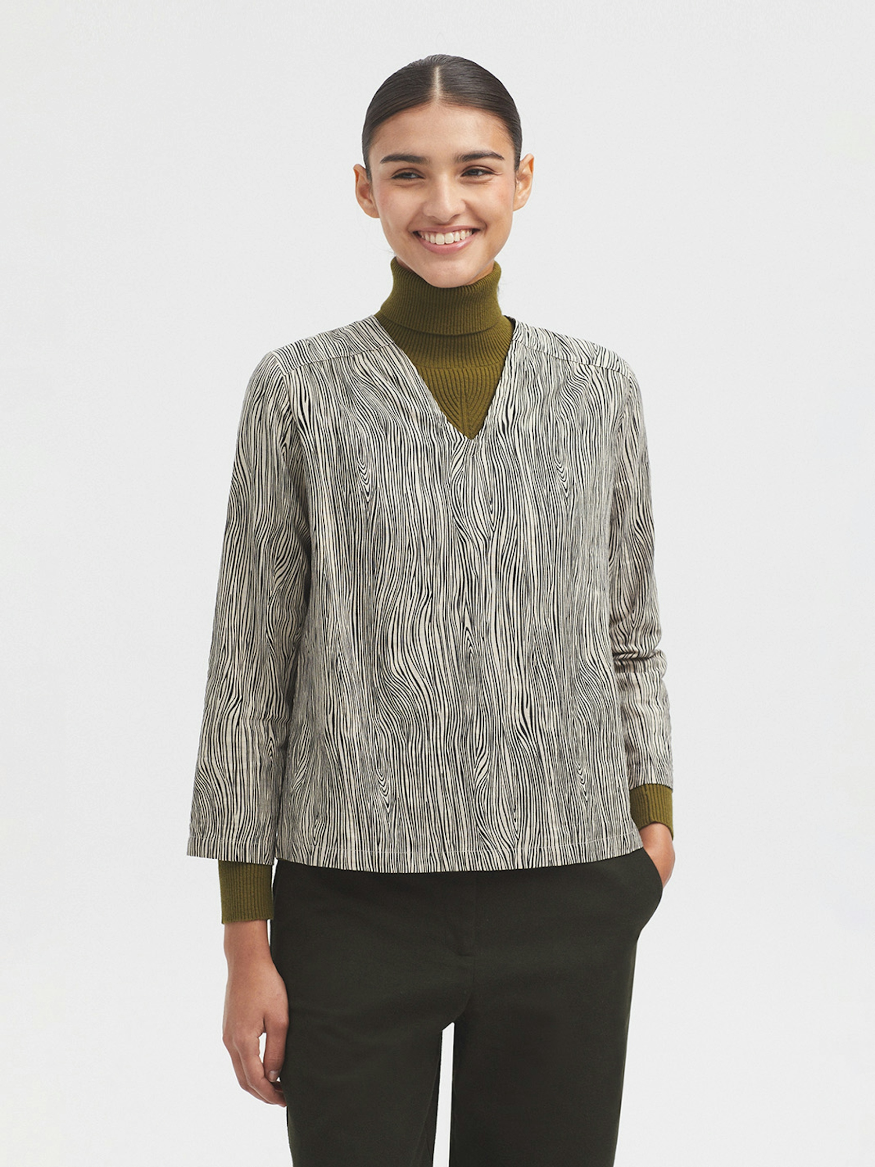 Woodgrain mesh-knit blouse