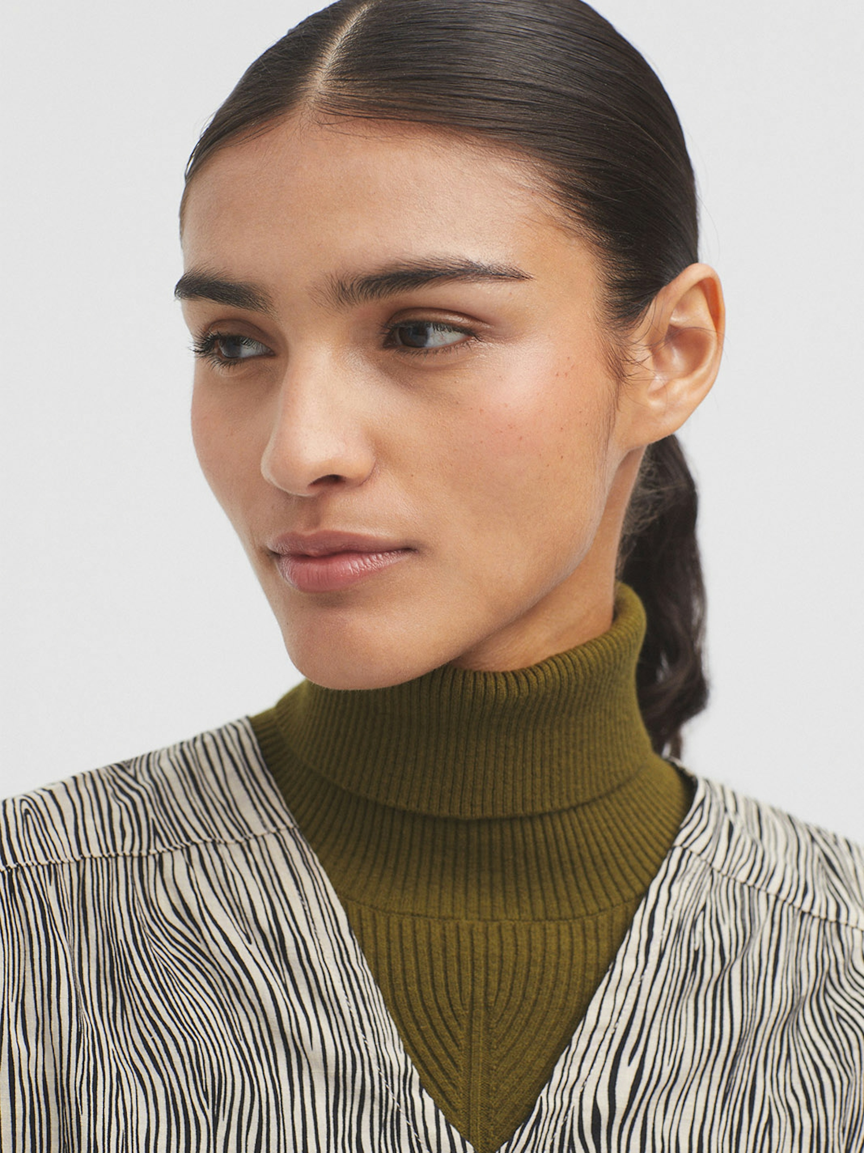 Woodgrain mesh-knit blouse