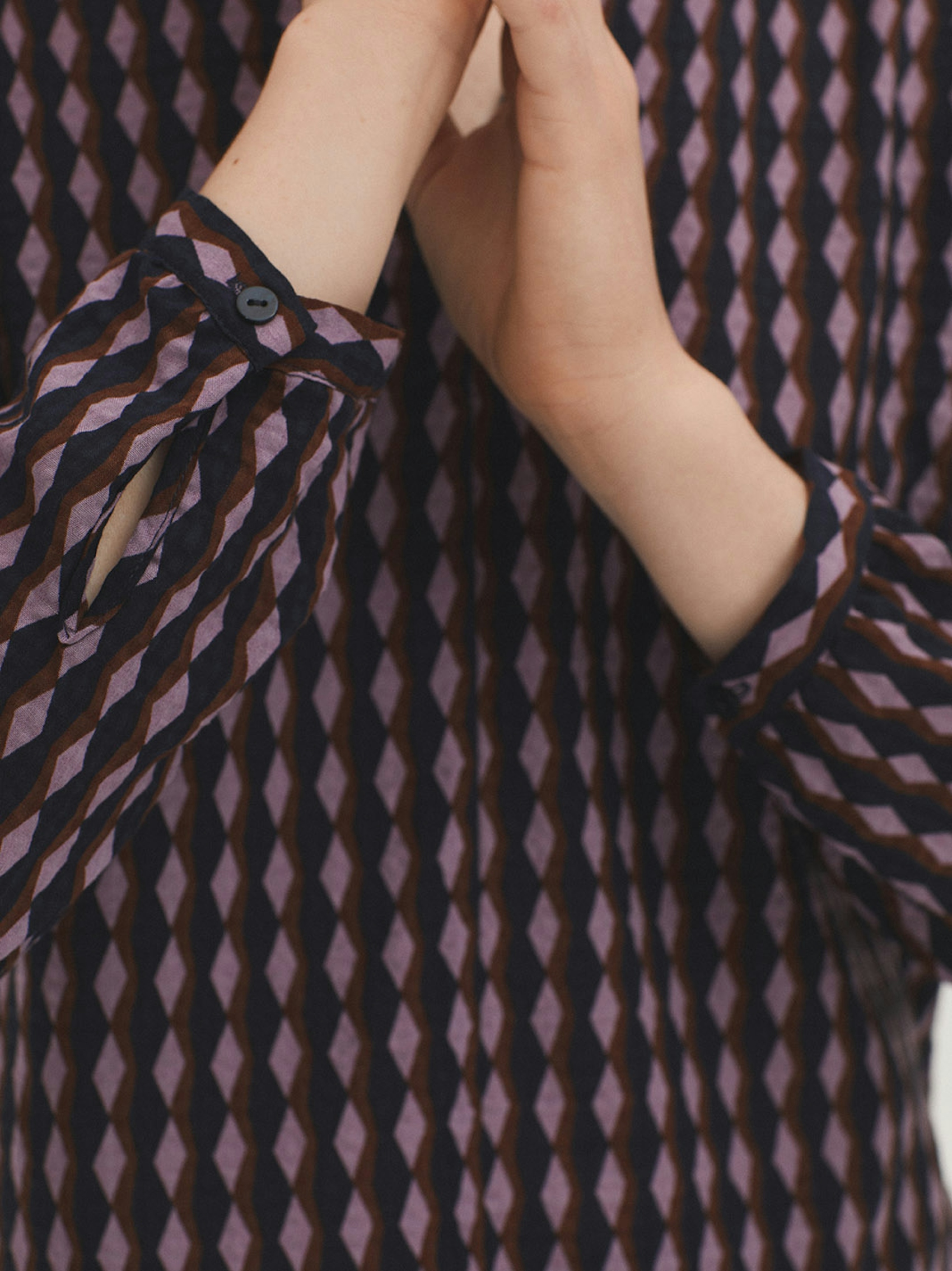 Endless Column mesh-knit blouse