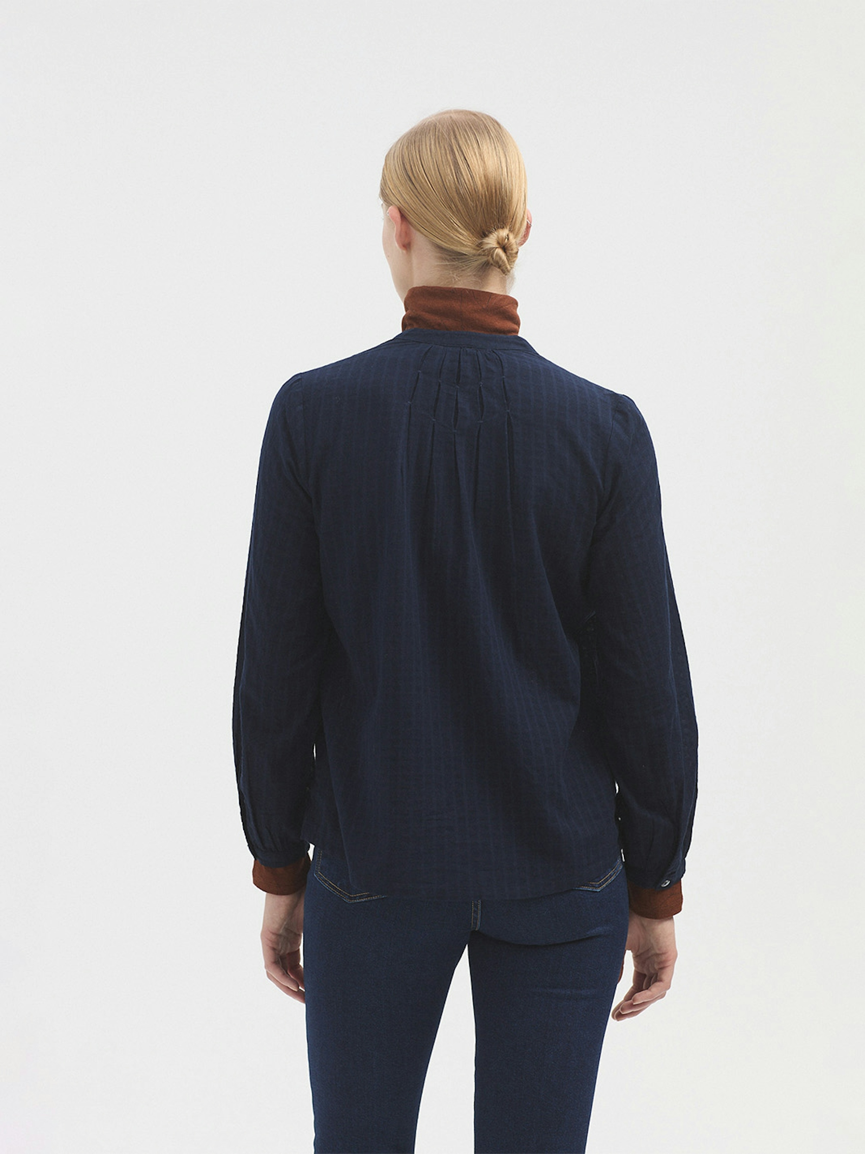 Embroidered mesh-knit shirt