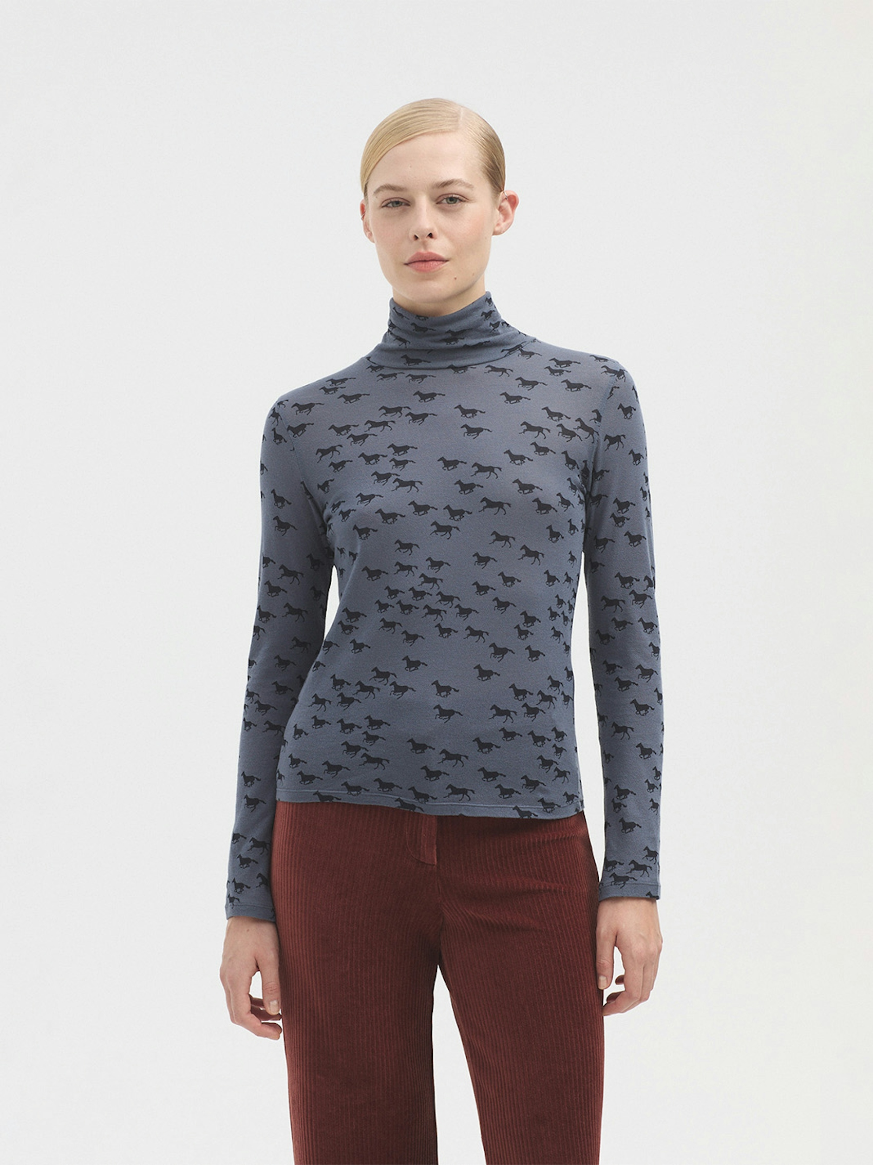 Roll neck foam top