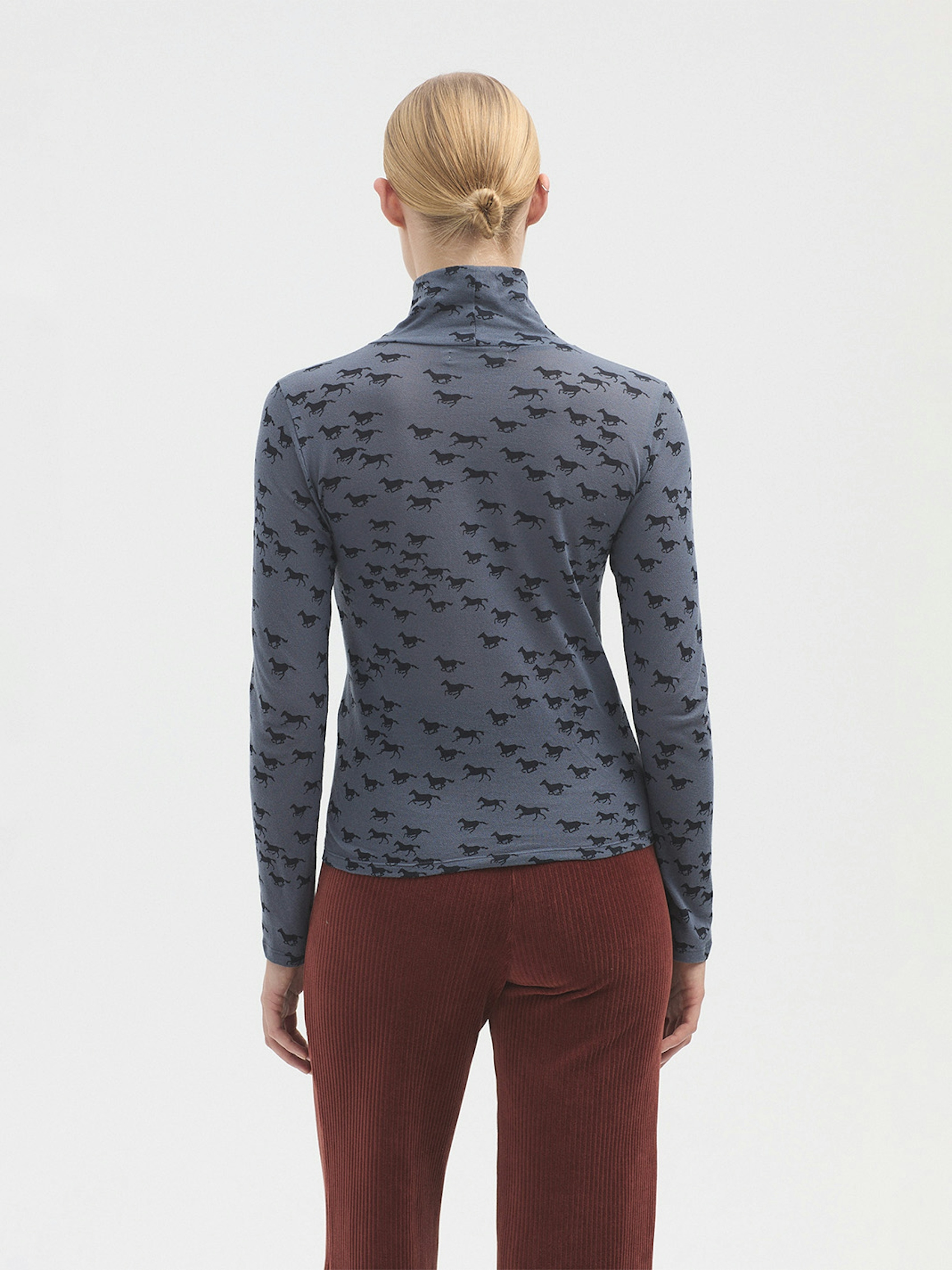 Roll neck foam top