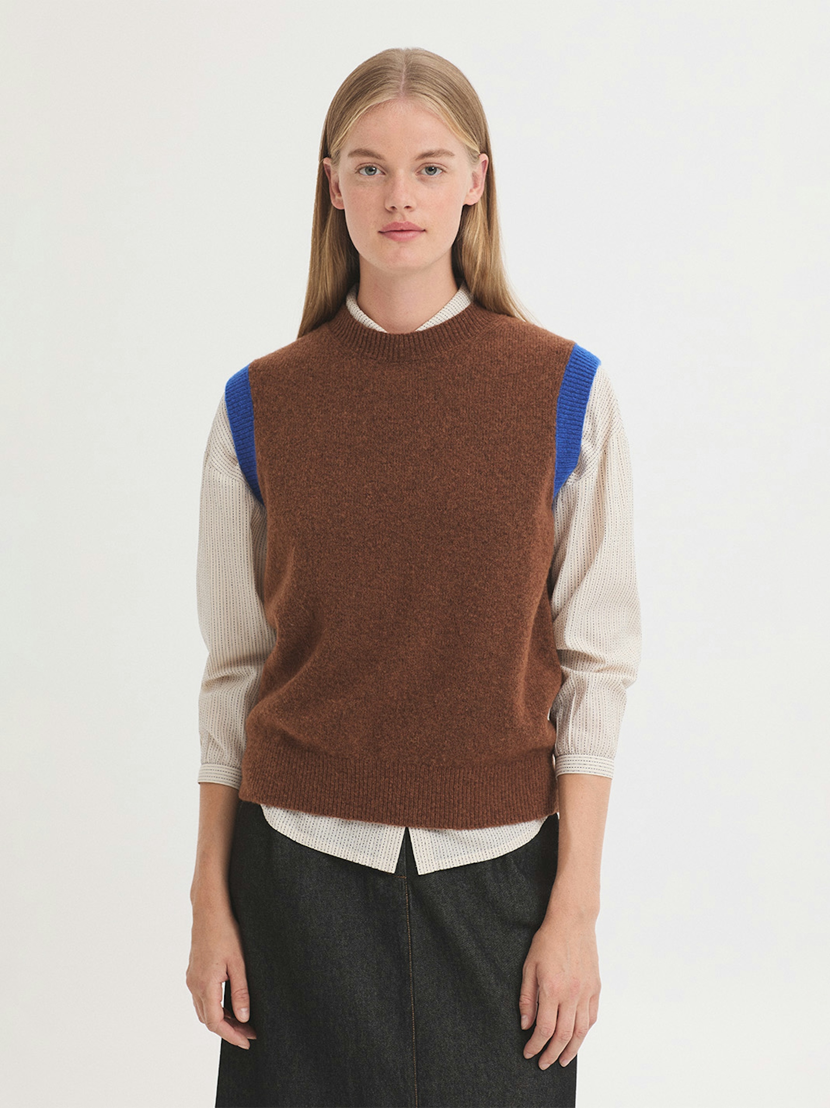 Contrast armhole lambswool vest
