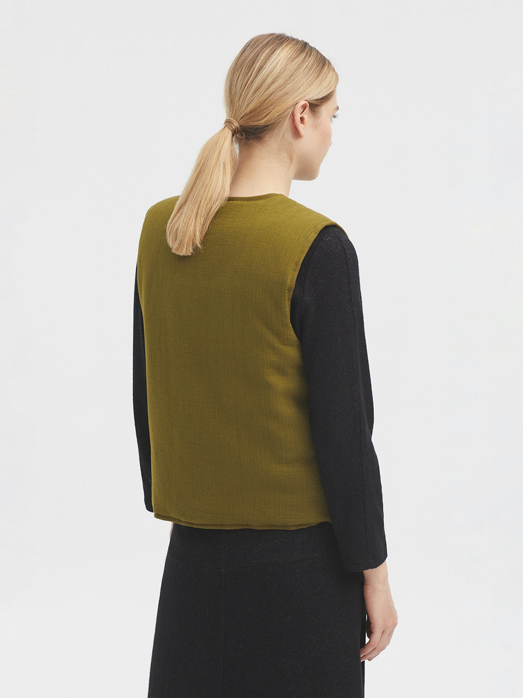 Padded gilet with knots 4