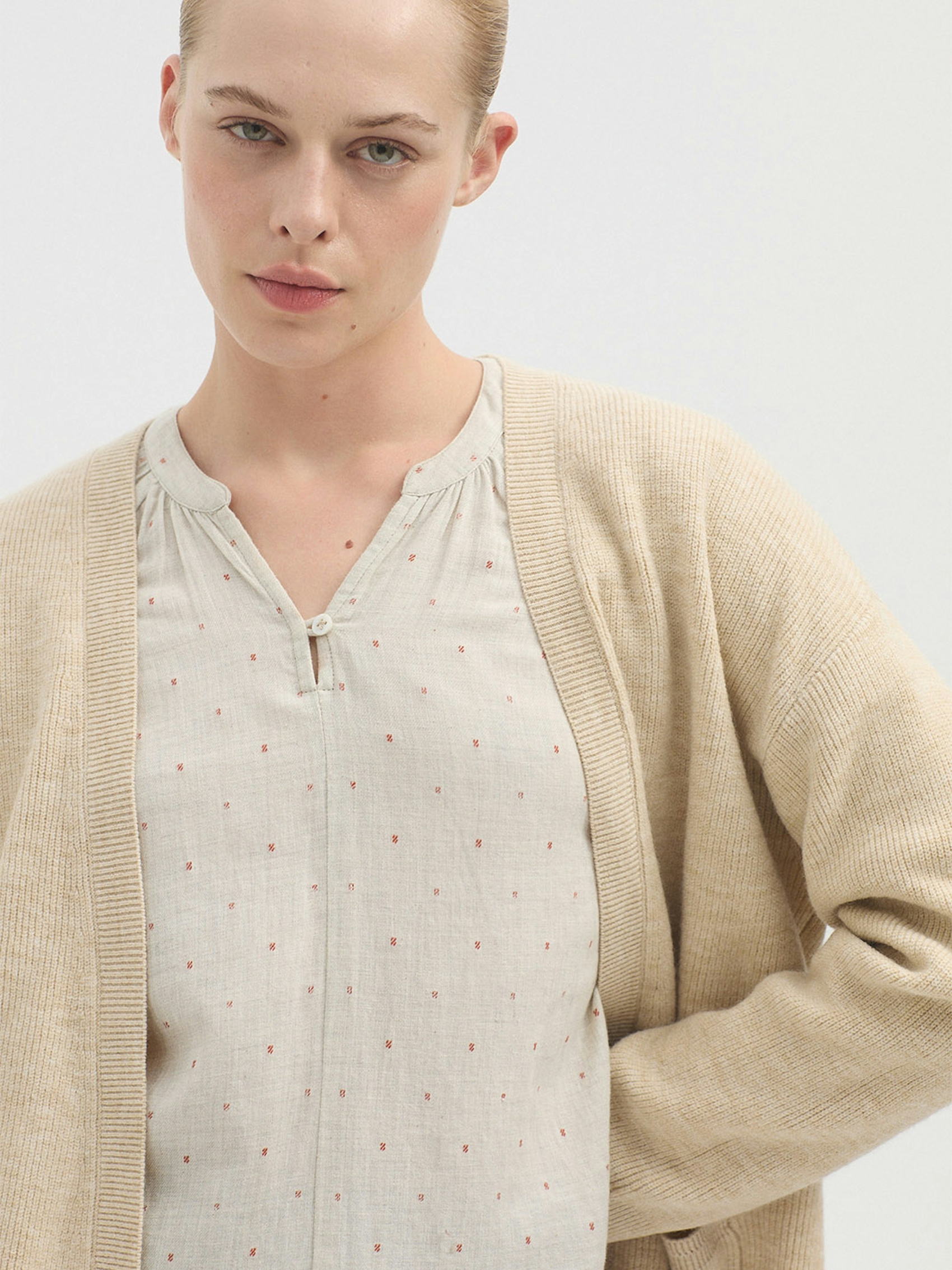Open cardigan with pockets