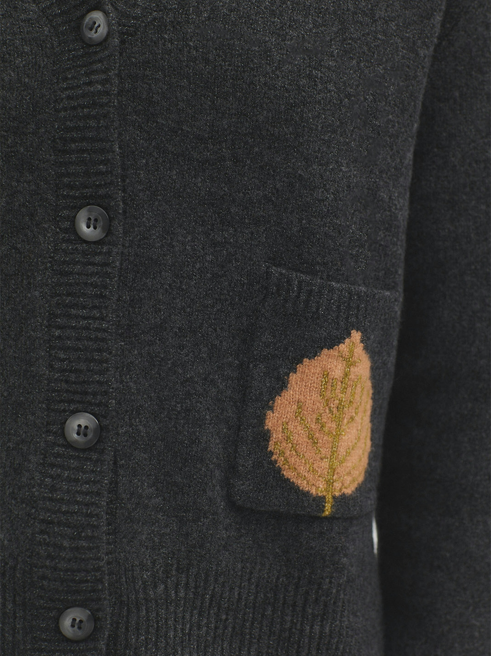 Veste en V poches feuilles 2