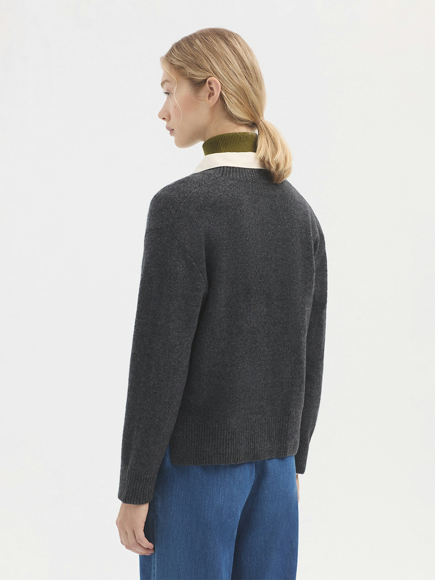 Veste en V poches feuilles 4