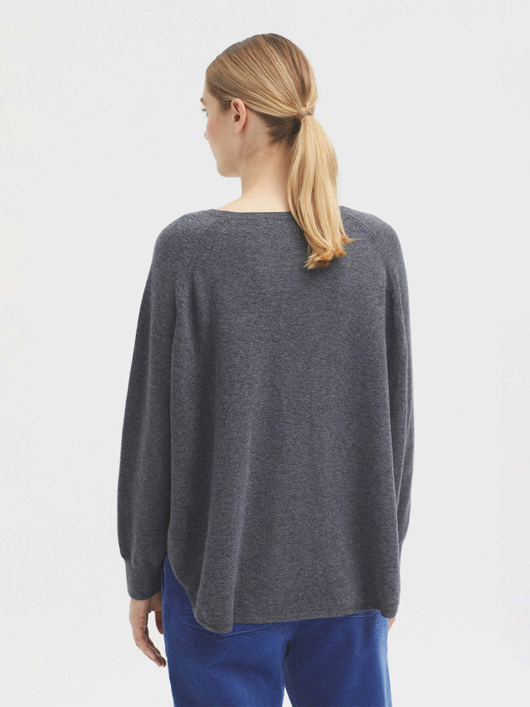 Raglan sleeve jumper