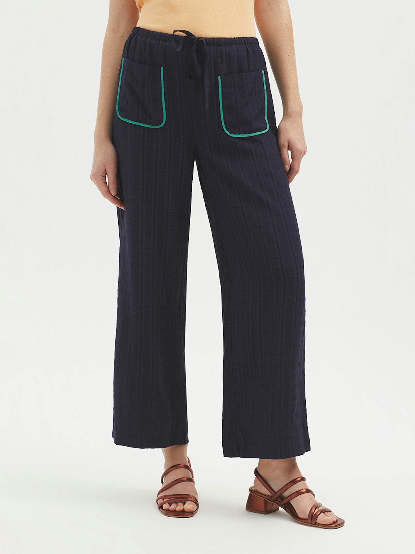 Fluid trousers with pockets
