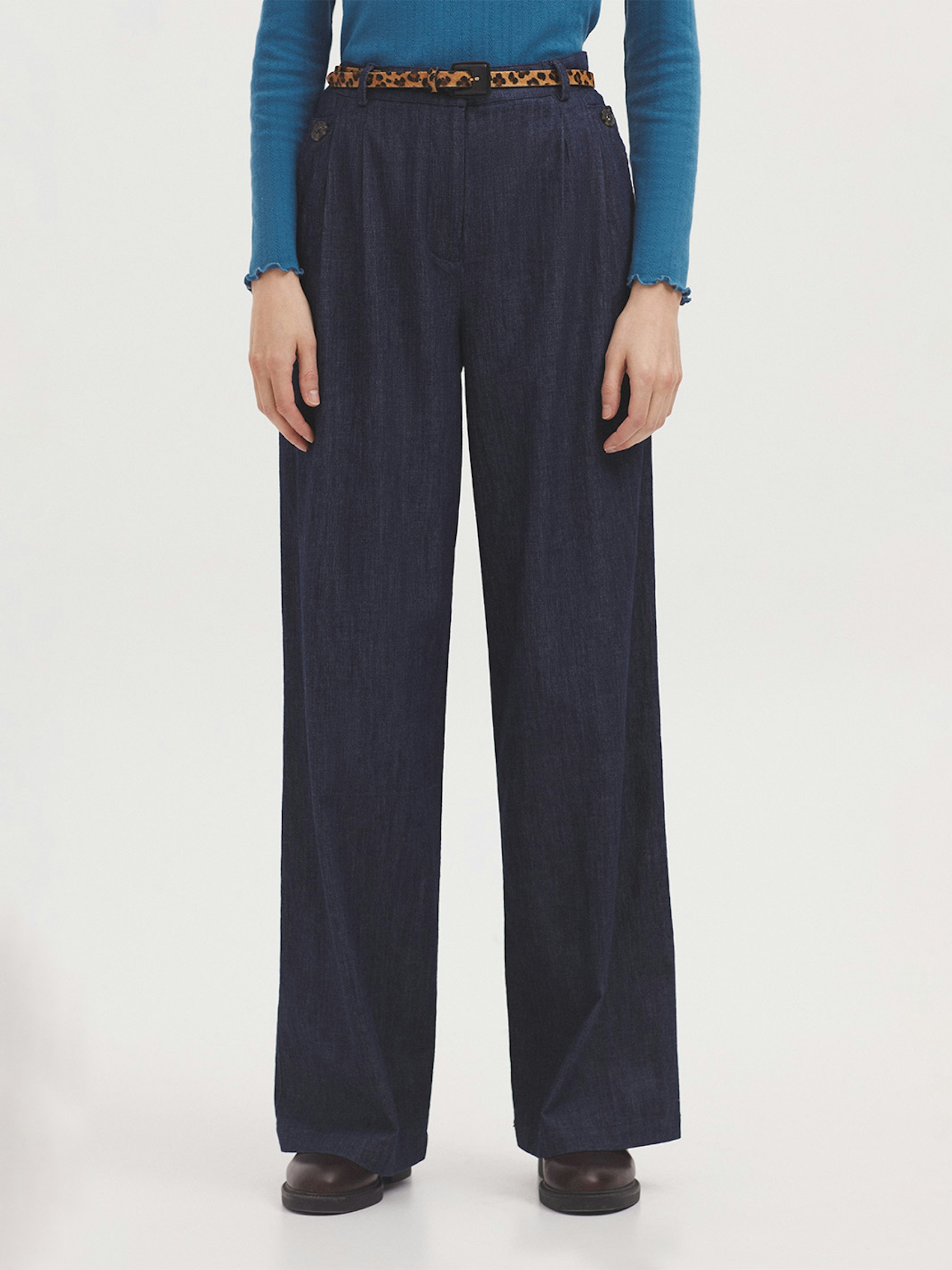 Darted blue denim jeans 0