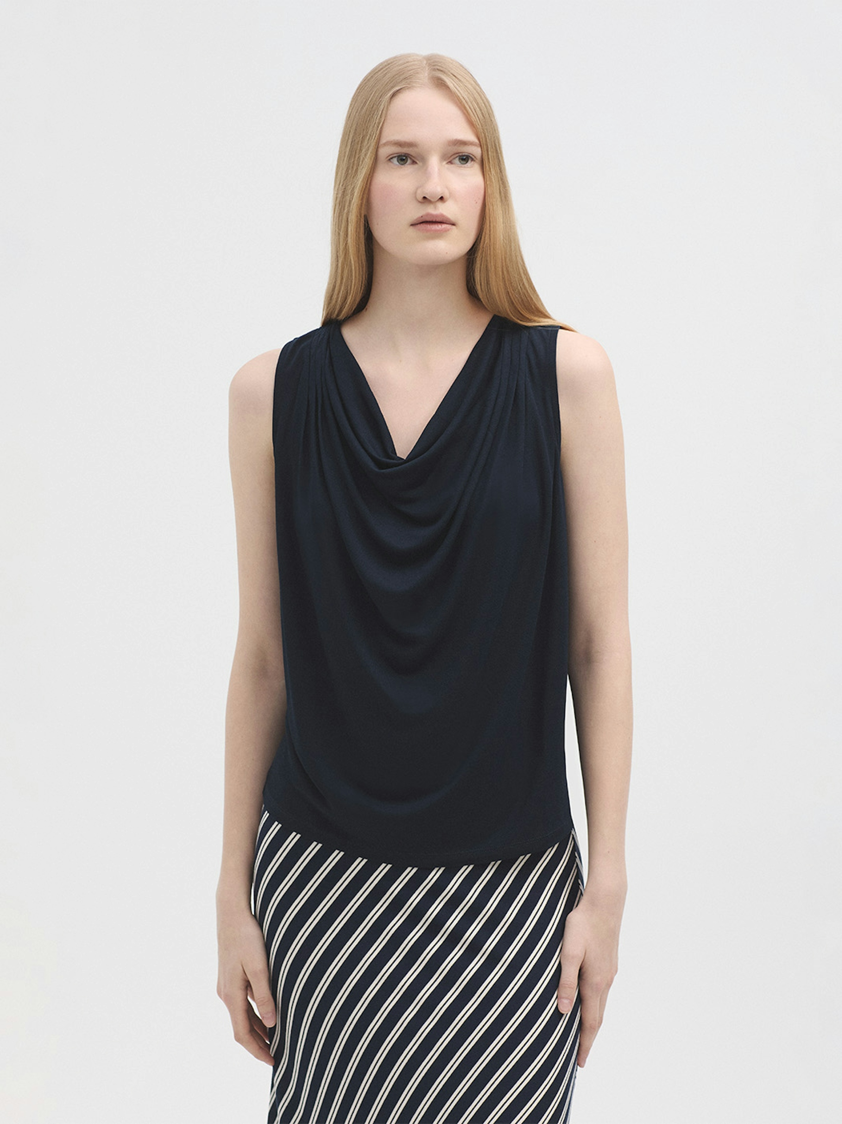 Top scollo drappeggio