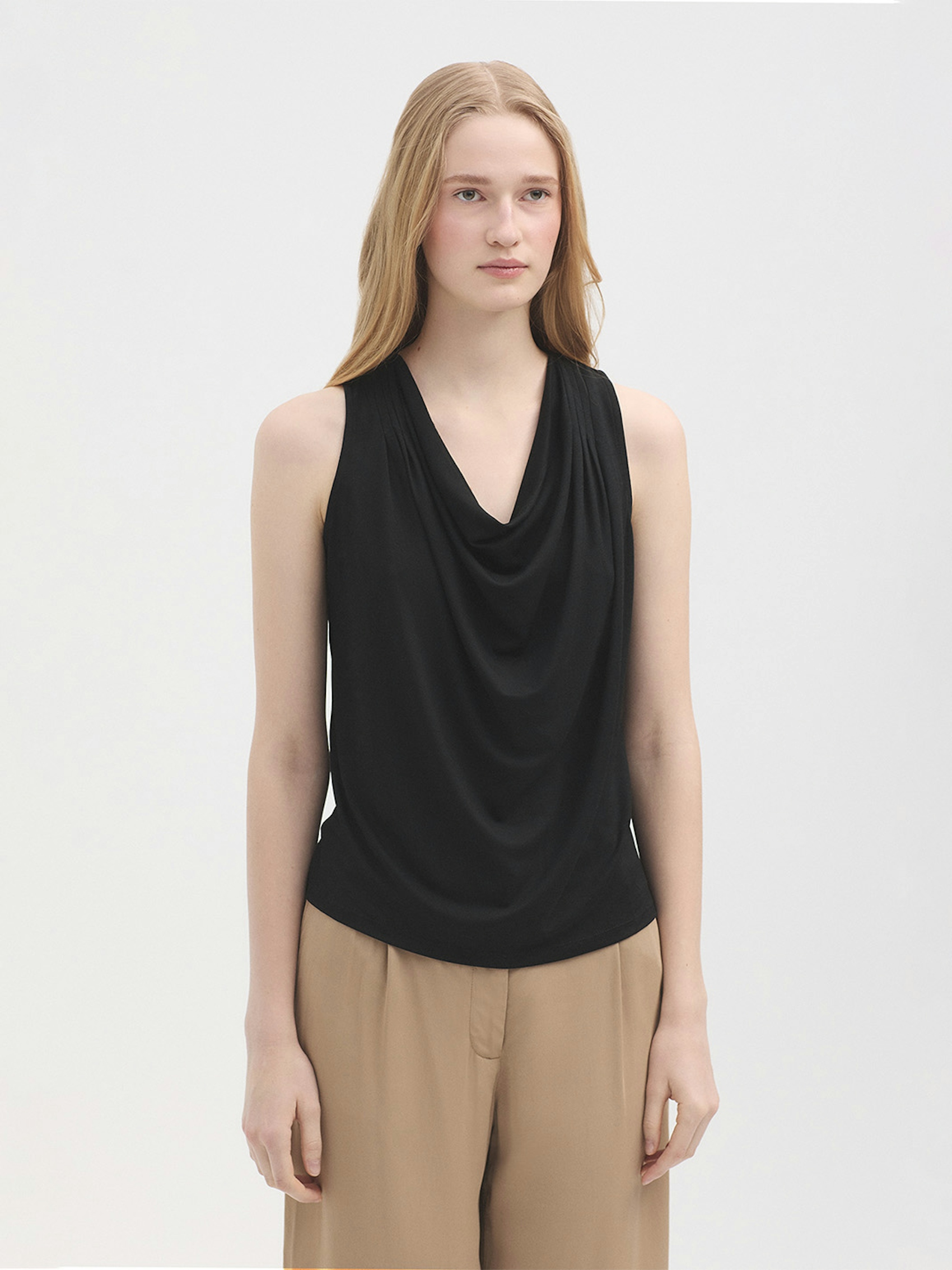 Top scollo drappeggio