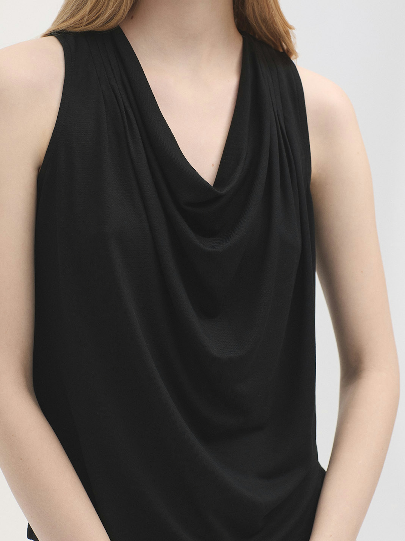 Top scollo drappeggio