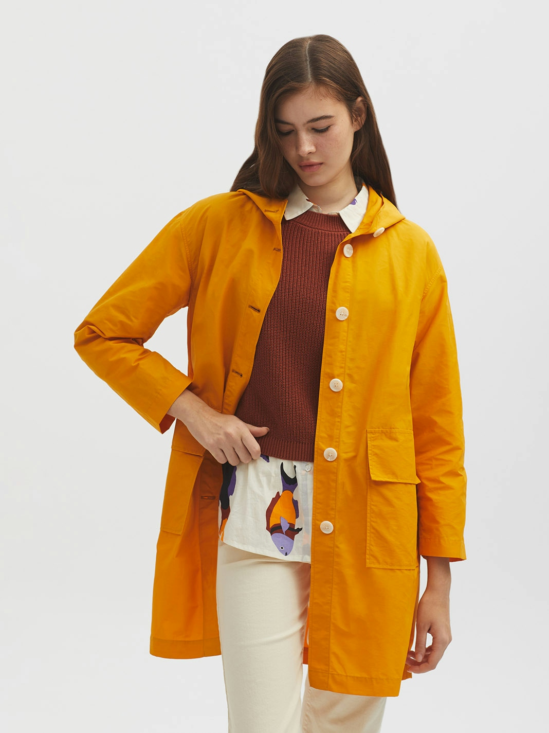 Trench impermeable con capucha