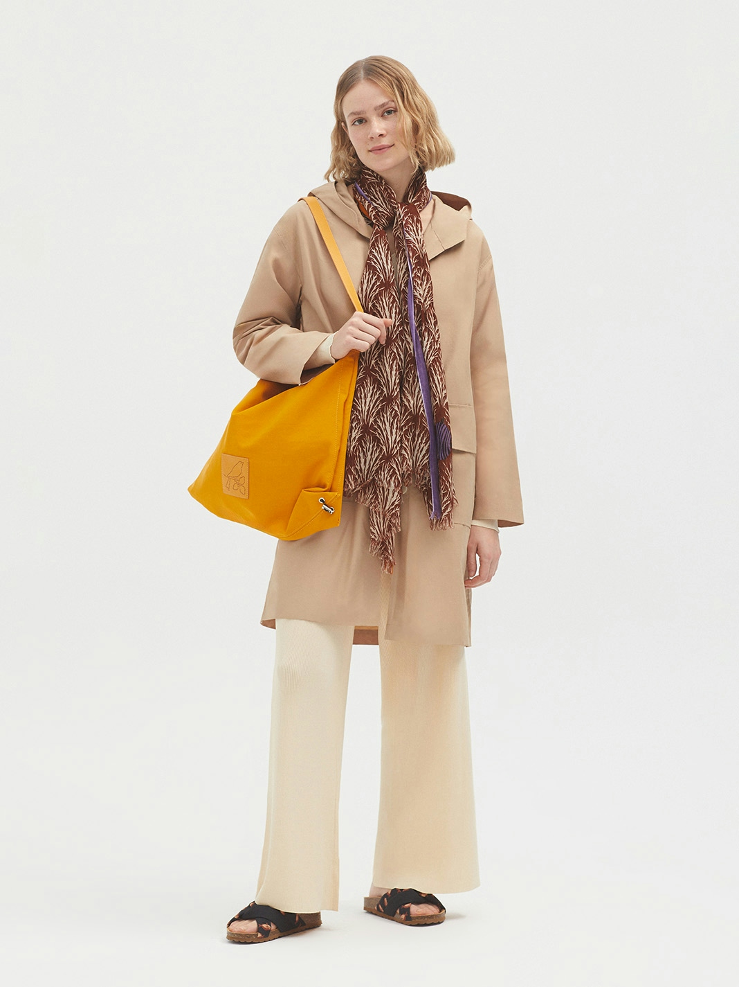 Trench impermeable con capucha