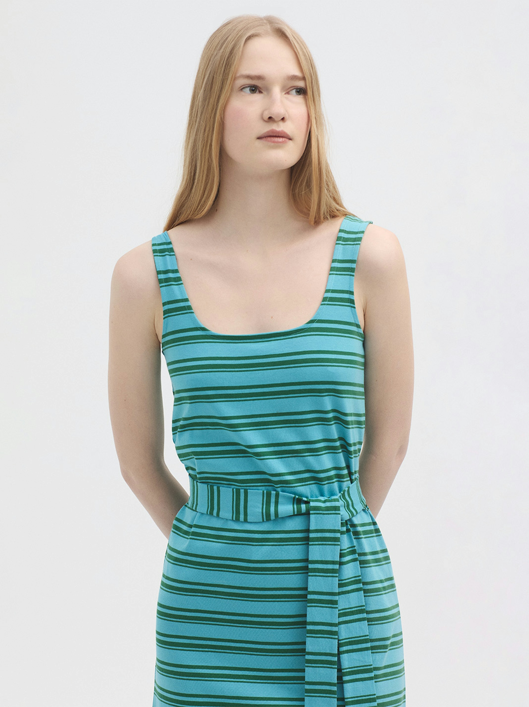 Vestido midi con cinturón