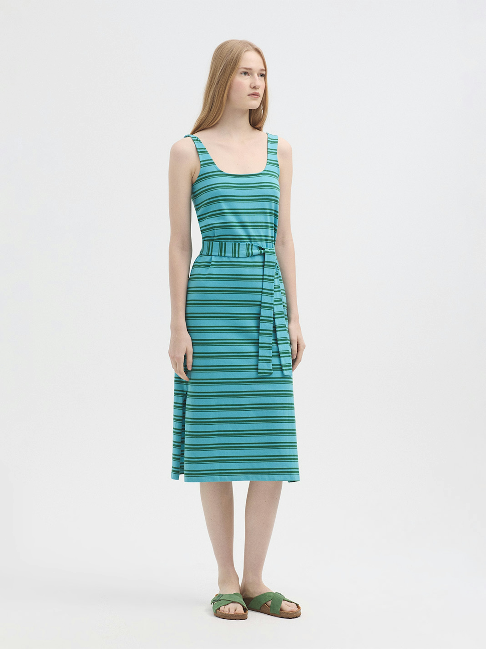 Vestido midi con cinturón
