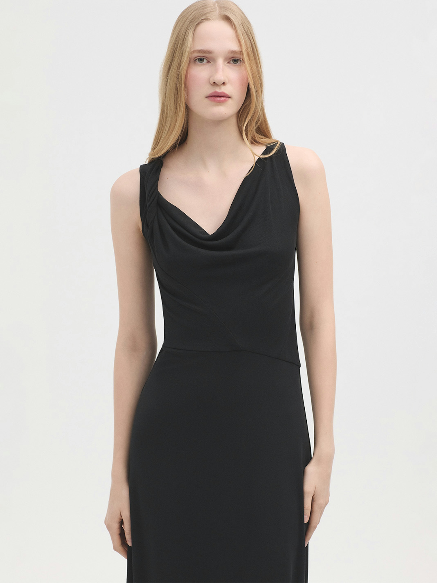 Vestido tirante nudo drapeado