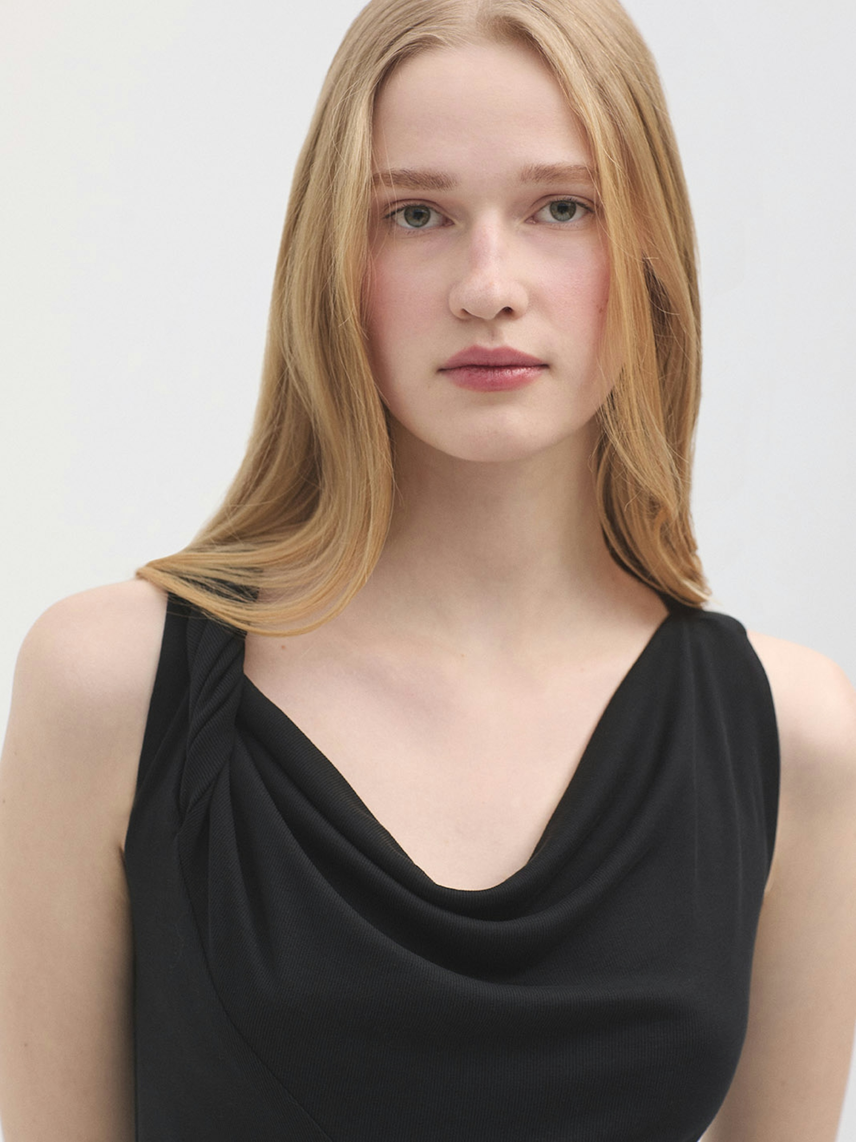 Vestido tirante nudo drapeado